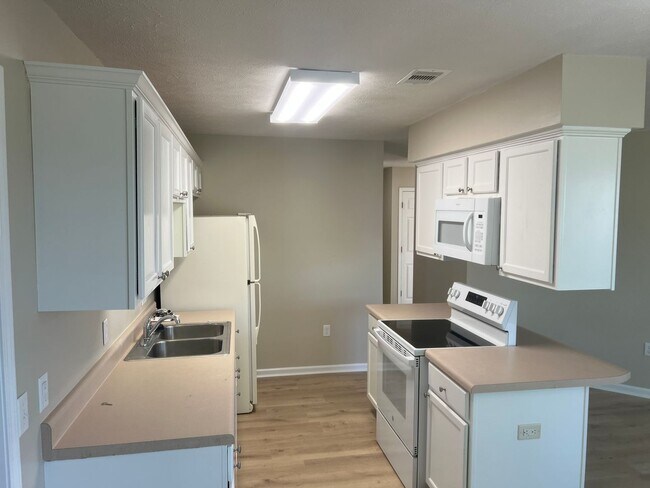 Building Photo - 3 Bed 2 Bath Home