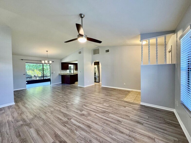 Building Photo - 3725 SW 6th Ave