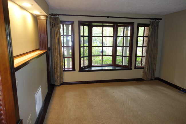 Building Photo - Private Patio Oasis