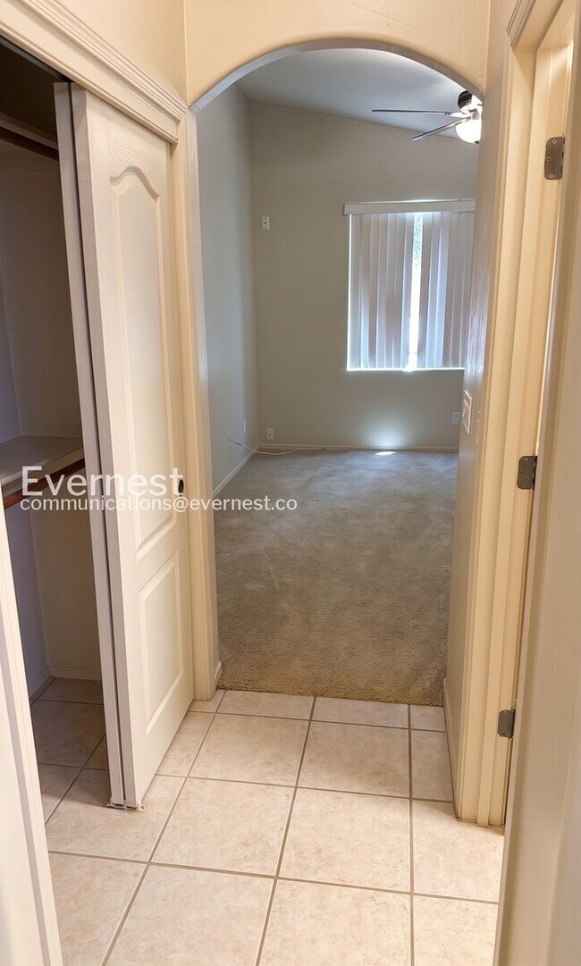 Building Photo - 3-Bed/2-Bath Home with Fenced Yard and Garage Parking/ Pet Friendly/Voucher Accepted/ Available S...