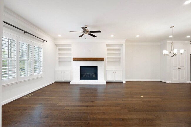 Building Photo - Stunning & Spacious Downtown Kennesaw Town...