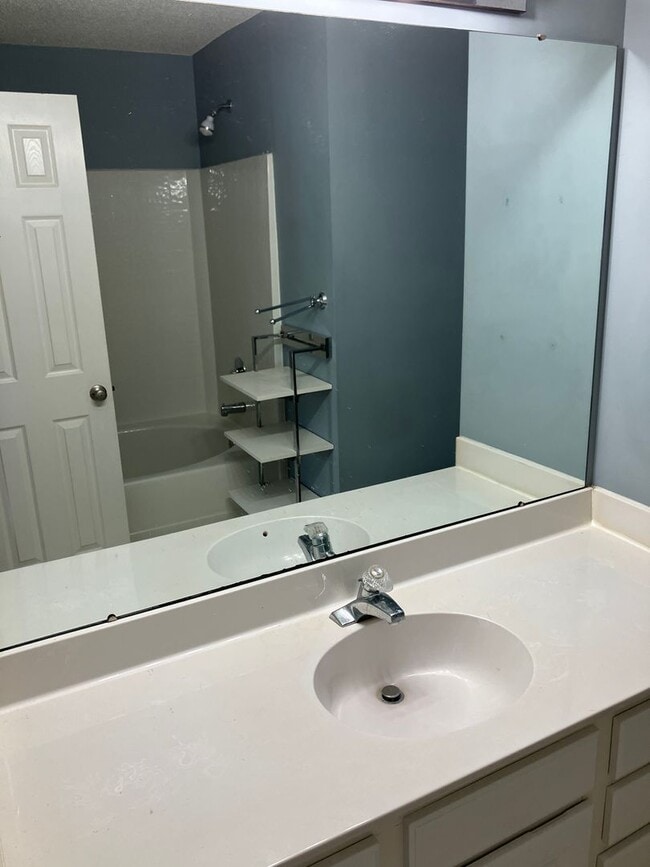 Building Photo - 2 bed, 2.5  bath townhome in Towne Meadows...
