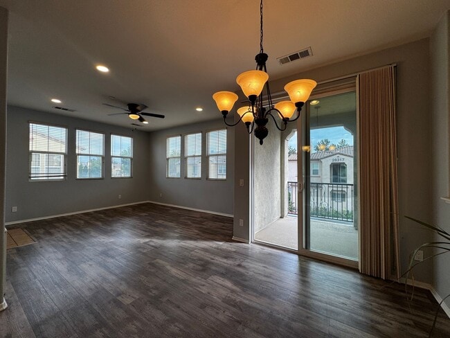 Building Photo - Murrieta 2 bedroom townhome with office fo...