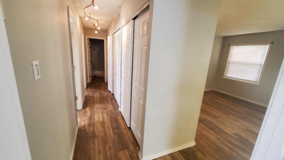 Building Photo - 25 Steeplechase Dr