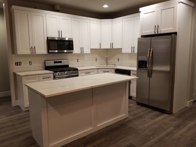 Building Photo - Newer 5 Bed, 3 Bath Home with over 3100+ s...