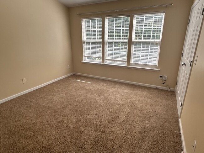 Building Photo - 2 Bed | 2.5 Bath End Unit Townhome in Rale...