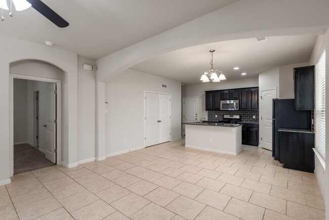 Building Photo - Modern single-story condo - Available now!