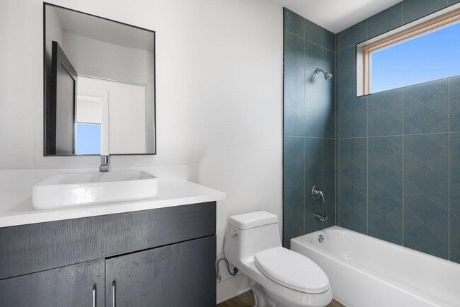 Building Photo - 8610 Grandview Dr