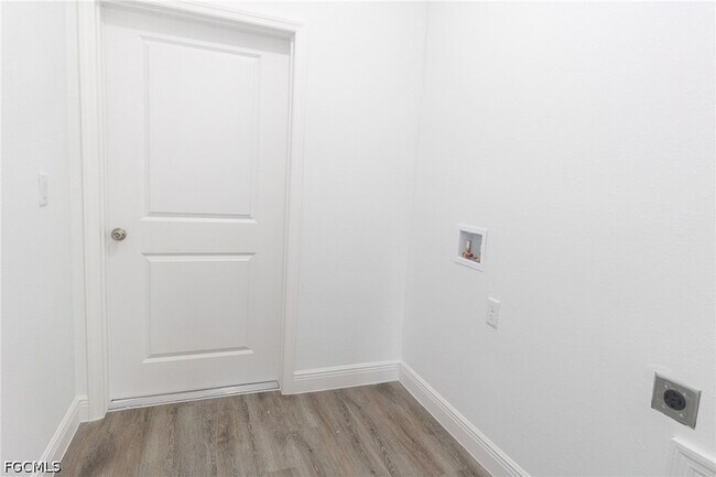 Building Photo - 1123 Deauville St E