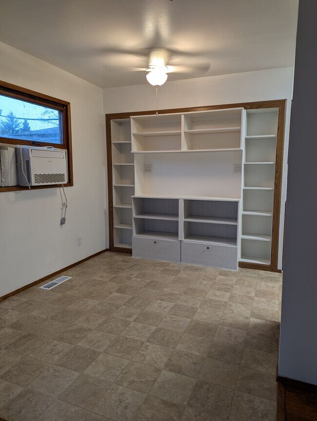 Building Photo - Freshly Updated 3 Bedroom 1 bath Home with Garage, Fenced Yard & Pet Friendly!