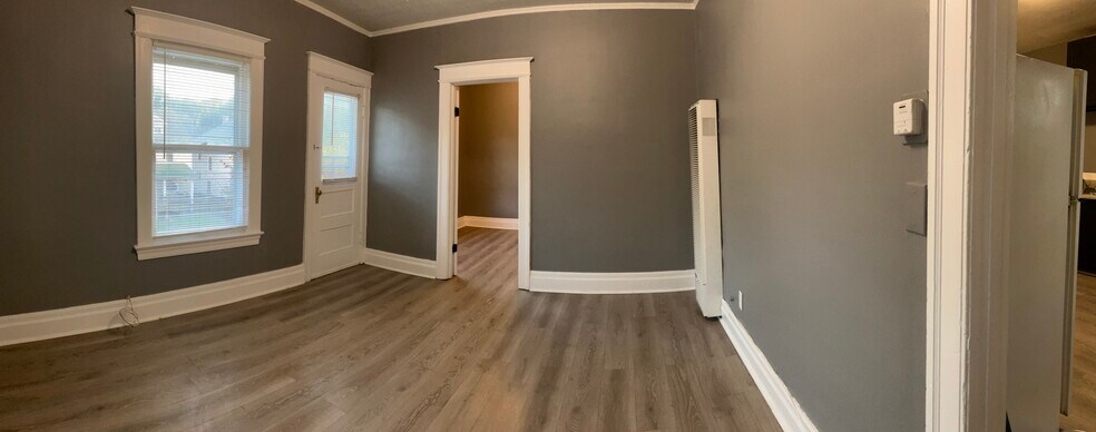 Living room, panoramic - 256 Weyl St