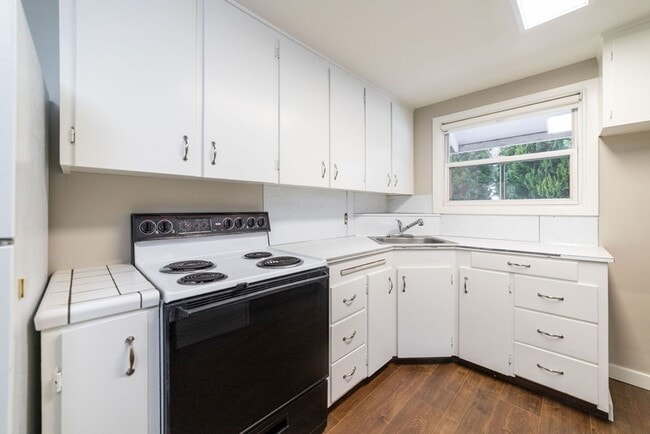 Building Photo - 172-172 NE Juniper St