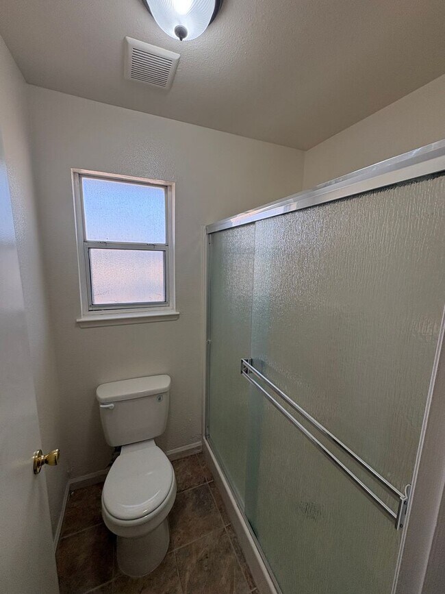 Building Photo - Cozy Home On Spacious Lot In Tulare Available Now!