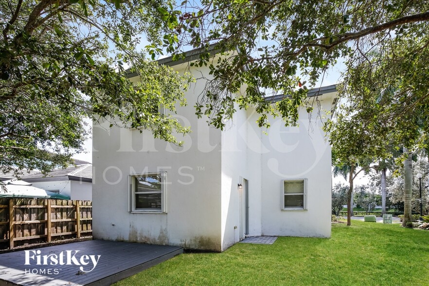 Building Photo - 300 NE 36th Avenue Rd