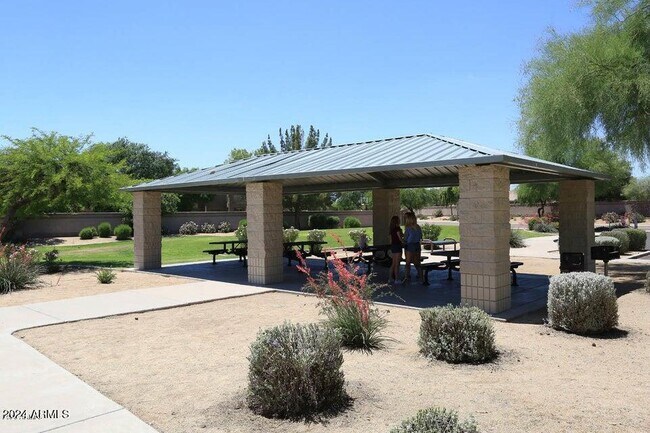 Building Photo - 7931 W Rose Garden Ln