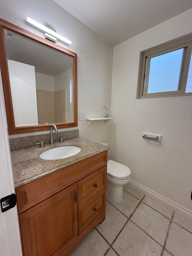 Building Photo - Ventura Hillside Beauty with 3 bedrooms, a...