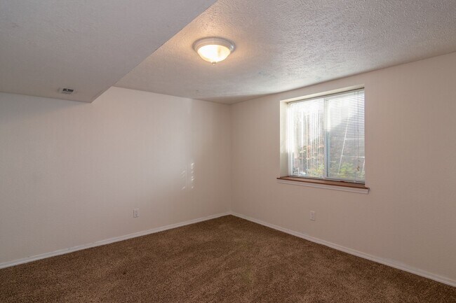 Building Photo - 5 Bed 2 Bath Home Available in Spokane Valley!