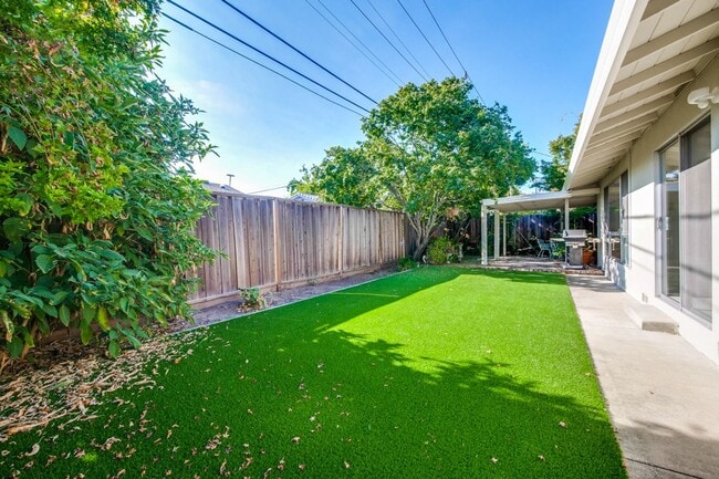 Building Photo - 1534 Crespi Dr