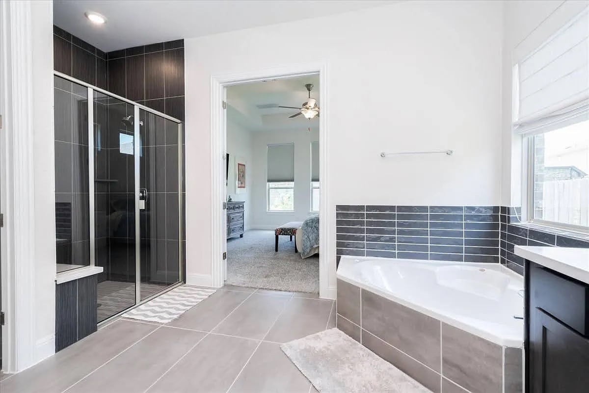 Building Photo - Room in House on Fresno Ave