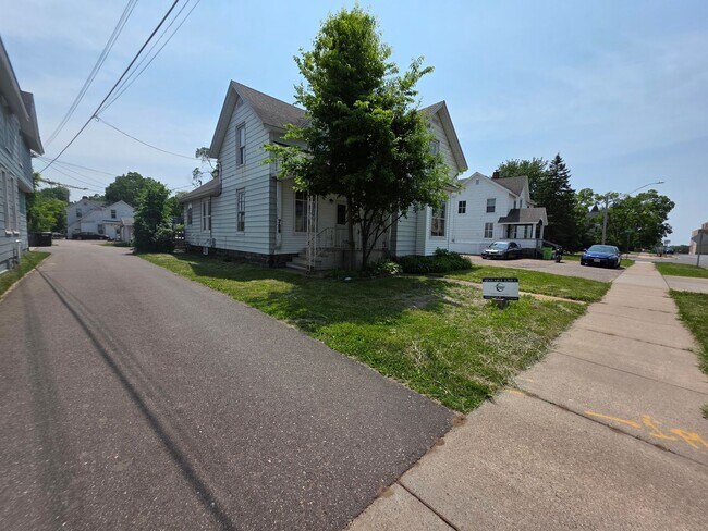 Building Photo - 709 Main St