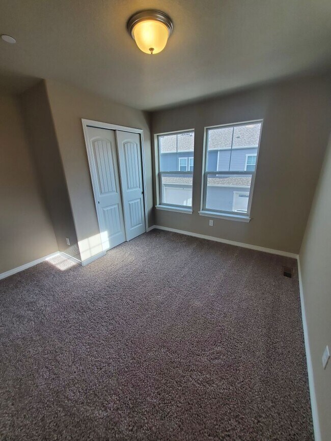 Building Photo - Updated 3 Bedroom Townhouse Across From Horsetooth Reservoir!