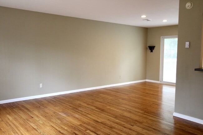 Building Photo - 4 Bedroom 3 Bath Well Kept House in West Harrison $5300