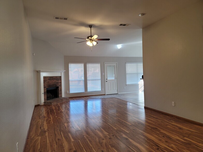 Building Photo - 703 Flagstone Way