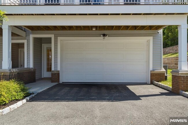 Building Photo - 60 Roosevelt Dr