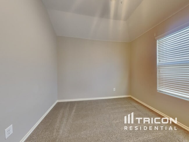 Building Photo - 1252 Edgewater Dr