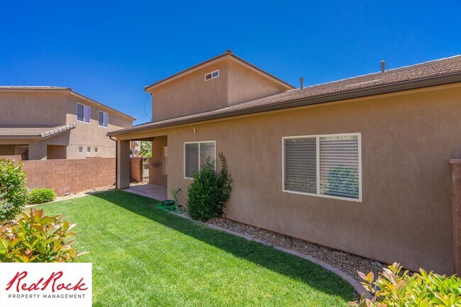 Building Photo - Dog Friendly, Pleasant 4 Bedroom, 2.5 Bathroom Townhome