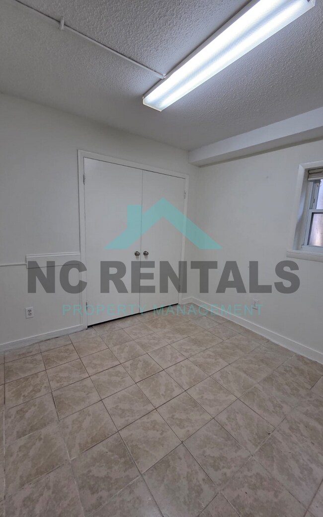 Building Photo - 7000 Longstreet Dr