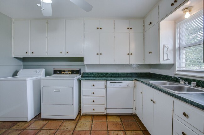 Building Photo - Pre Leasing for fall 2026! 3/1 in Tech Terrace