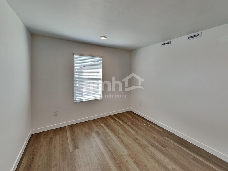 Building Photo - 8225 S 21st Dr