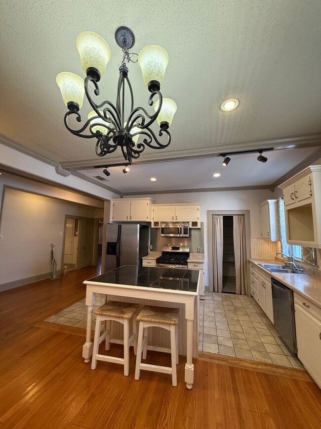 Building Photo - Charming Historic Highland Rental – 3BR, 2...