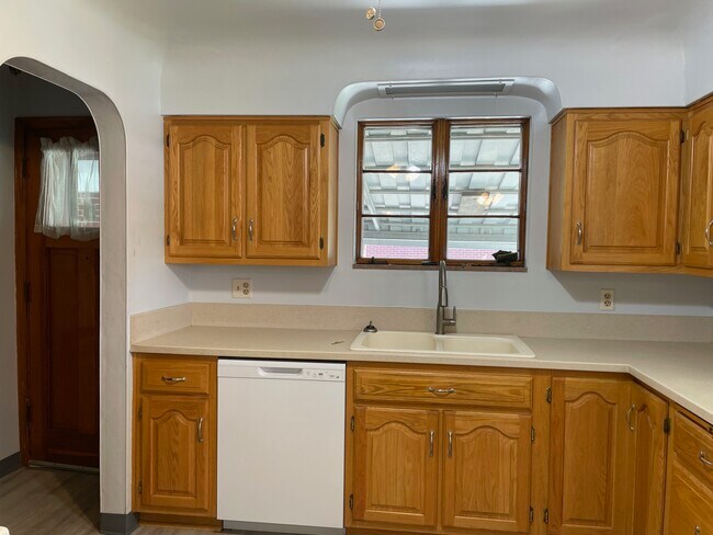 Building Photo - 4517 Lincoln Ave