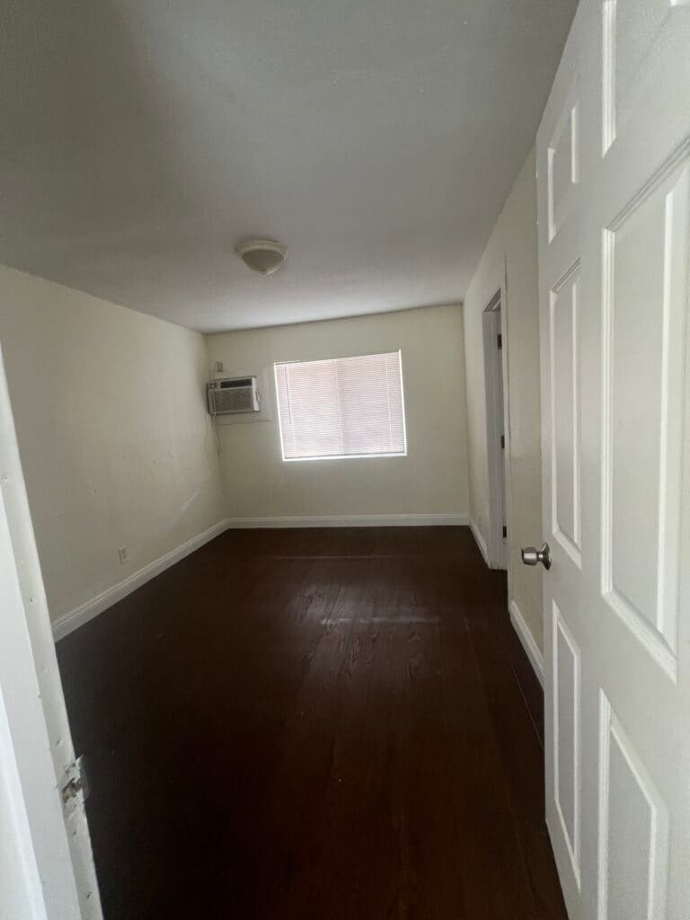 Building Photo - 413 W Van Buren Ave