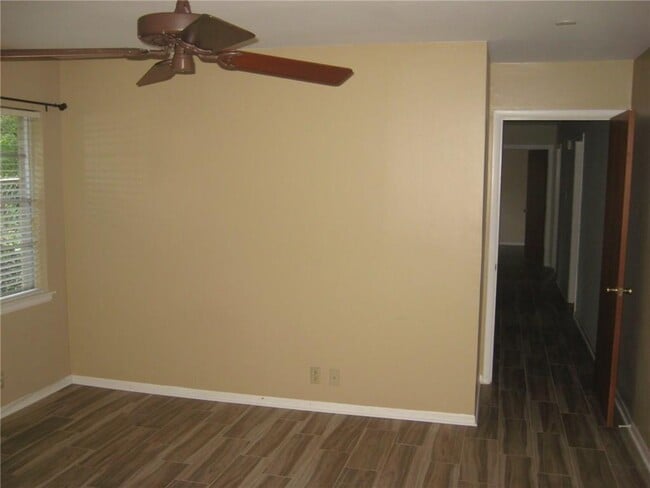 Building Photo - 2007 Oakglen Dr