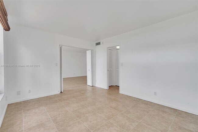 Building Photo - 2940 N Course Dr