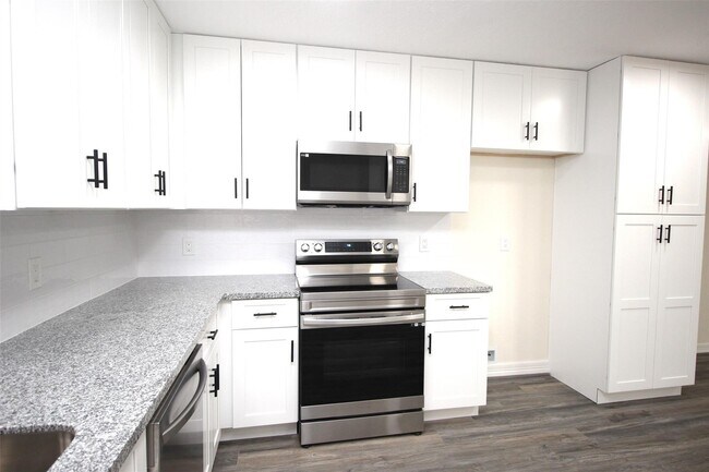 Building Photo - 805 Willow Creek Dr