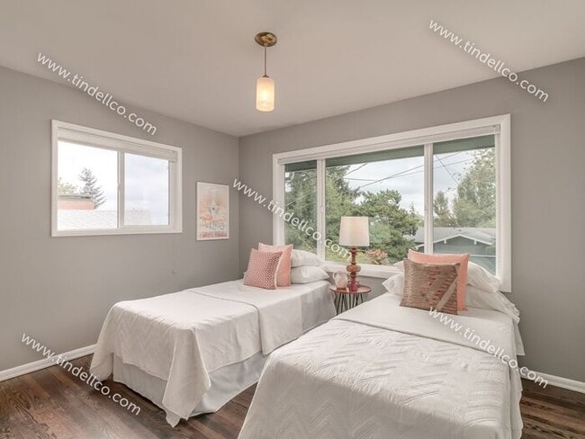Building Photo - Spacious Mid-Century Modern Home in Counci...