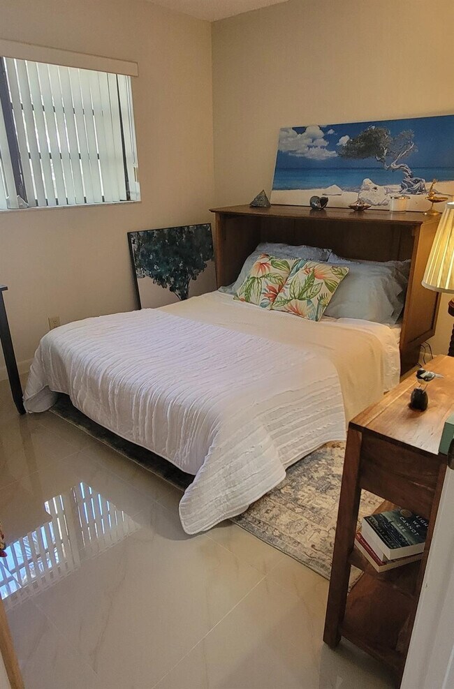 Building Photo - 1800 NE 39th Ct