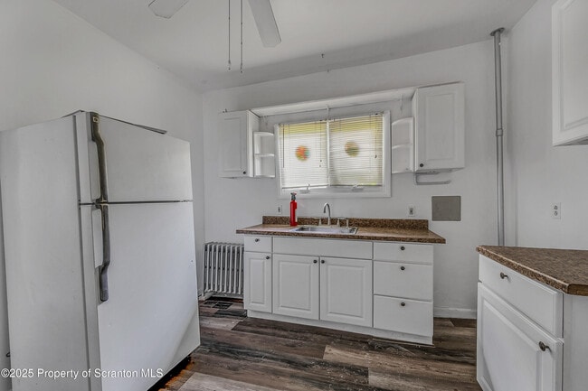Building Photo - 367 N Bromley Ave