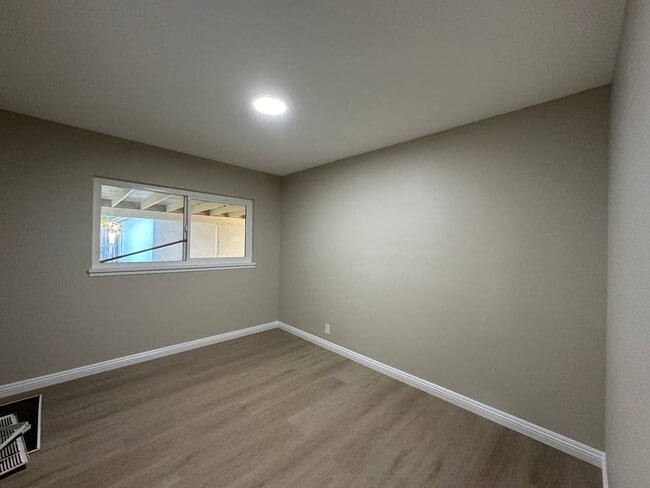 Building Photo - 301 S Fann St