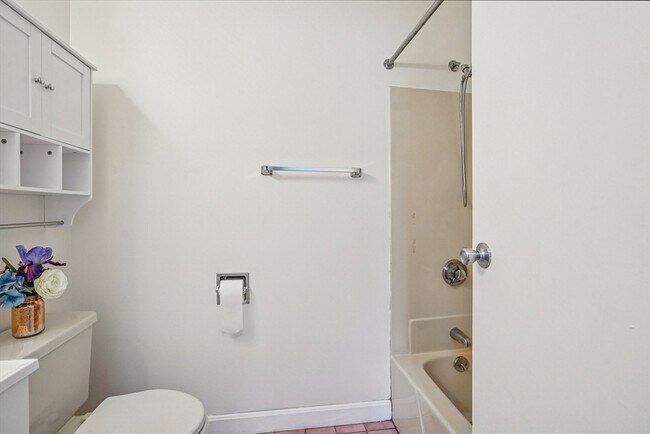 Building Photo - 35 Des Moines Rd