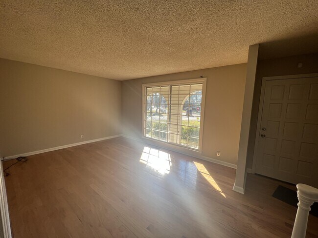 Building Photo - 2900 Moss Spring Dr
