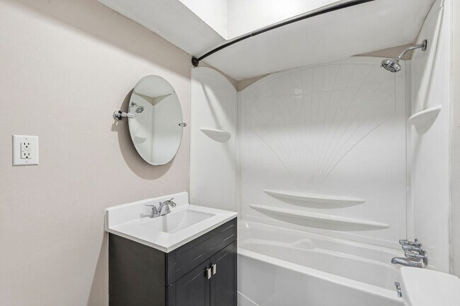 Building Photo - Move-In Ready 3 Bed with Modern Updates & Detached Garage