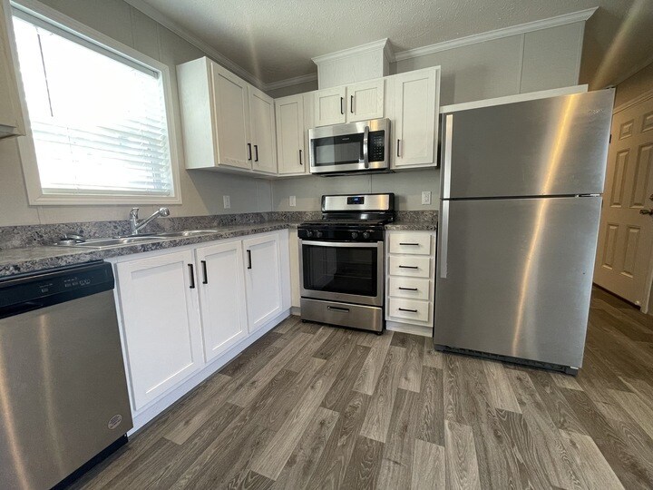 Building Photo - 15852 Croatia Dr