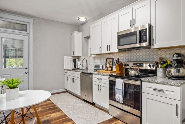 Building Photo - Beautiful home with fenced in yard and covered rear deck in Southwest Garden