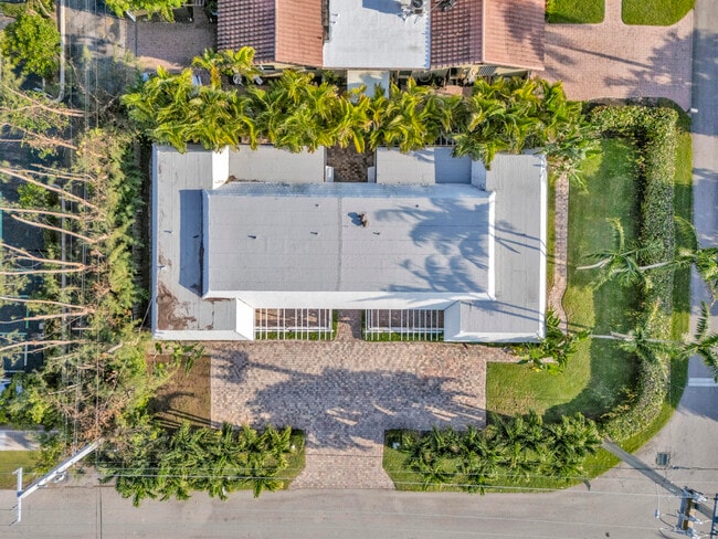 Building Photo - 900 NE 4th St