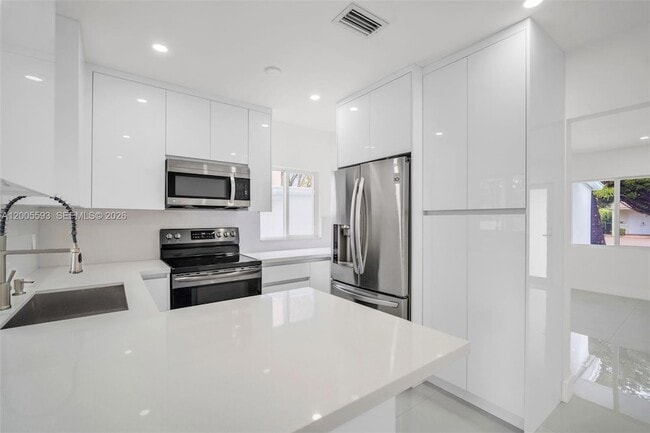 Building Photo - 4112 SW 9th Terrace